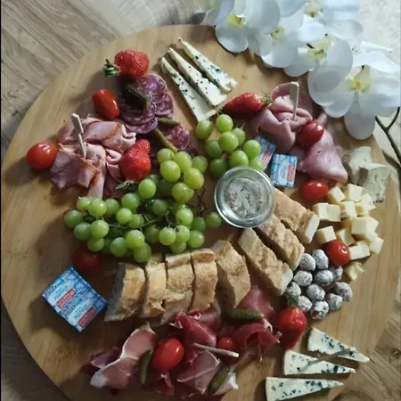 Roulotte A La Campagne Avec Son A Cabariot