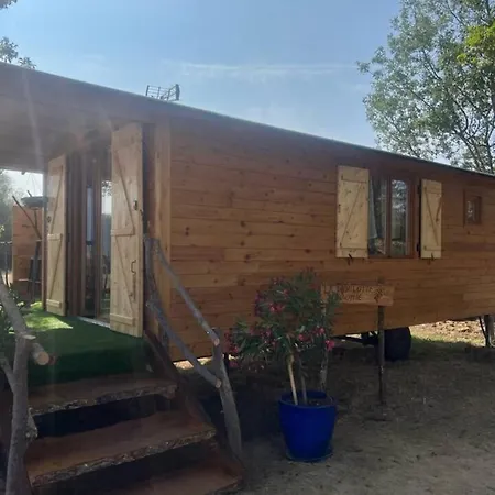 Roulotte A La Campagne Avec Son A Semesterbostad Cabariot