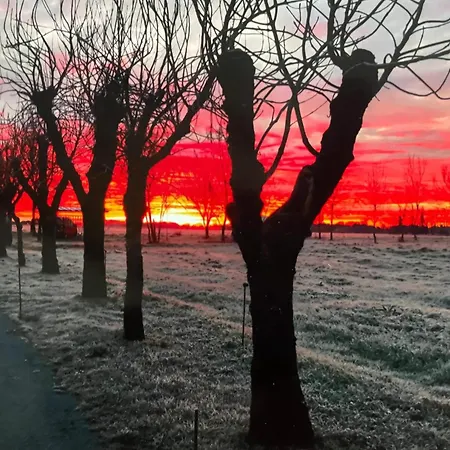 Roulotte A La Campagne Avec Son A Cabariot