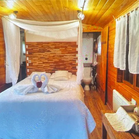 Roulotte A La Campagne Avec Son A Cabariot