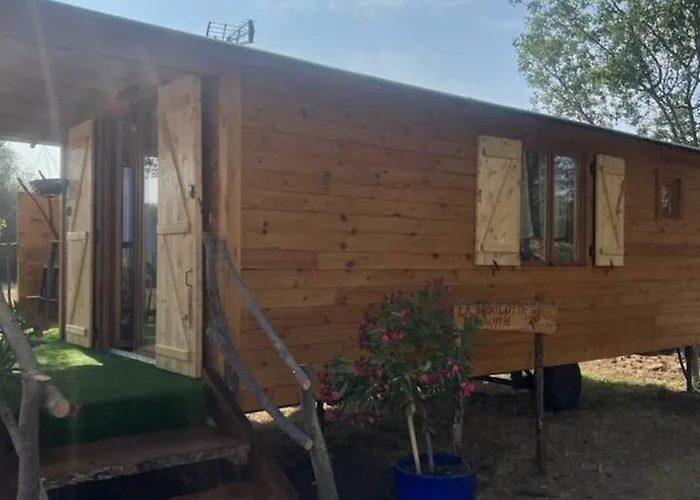 Roulotte A La Campagne Avec Son A Holiday home Cabariot