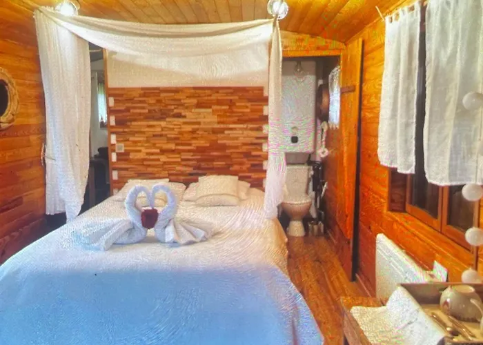 Roulotte A La Campagne Avec Son A Cabariot